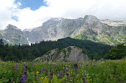 Летний пейзаж гор, маршрут 30 через горы к морю пеший тур поход