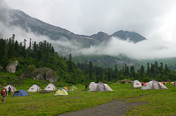 Низкие облака на маршруте 30 через горы к морю