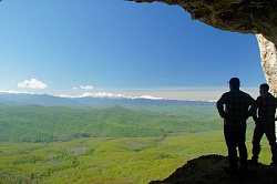 Вид со скалы Галкина. За зеленым океаном горной тайги просматривается самая высокая гора Европы, величественный красавец Эльбрус. Сколько здесь, не тронутых человеком прекрасных мест!