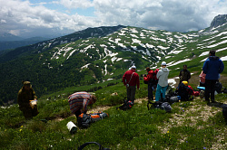 Туристы на маршруте 30 в горном походе через горы к морю