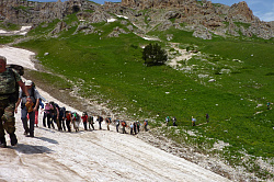 Переход по снежнику маршрут 30 тур поход через горы к морю пеший
