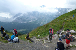 Перевал в горах на тур маршруте 30 через горы к морю