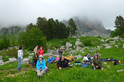 Привал туристов в горном походе на пешем маршруте 30 через горы к морю
