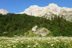 Маршрут 30, пейзаж гор, тур поход через горы к морю пеший