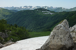 Скалы на фоне заснеженных гор, маршрут 30 через горы к морю тур поход