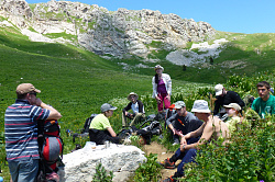 Туристы маршрута 30, тур поход через горы к морю Тридсатка