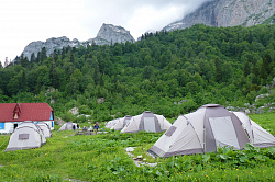 Базовый лагерь турфирмы СВ-Астур на туристическом приюте Фишт