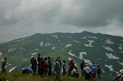 Туристы в горах, маршрут 30 через горы к морю тур поход