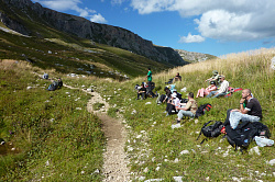 Туристский привал у тропы маршрута 30 через горы к морю