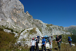 Поход с рюкзаками через горы к морю маршрут 30 пеший горный тур