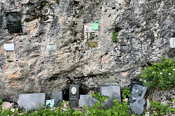 Мемориал альпинистам и спасателям на приюте Фишт