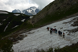 Переход по снежнику в горах, маршрут 30 через горы к мор. тур