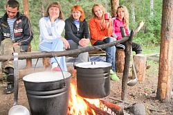 Туристы на Урале у костра