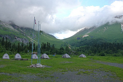 Горный перевал на маршруте 30 через горы к морю поход пеший