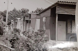 Всесоюзного маршрута 30 в таких деревянных коттеджах с удобствами на территории, жили туристы на начальной турбазе Горная в Хаджохе, промежуточной турбазе Кавказ в Гузерипле и на конечной турбазе Рассвет в Дагомысе. На фото турбаза Горная.