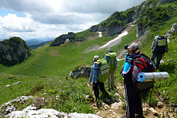 Туристы маршрута 30 в походе через горы к морю