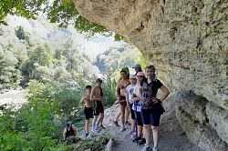 Фото с тура в Адыгее В край гор и водопадов круглый год Туристы уникального тура в гроте у горной реки Белая.