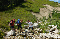 Переправа черех горный ручей, маршрут 30 через горы к морю