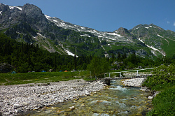 Пейзаж с горной рекой и мостом, маршрут 30 через горы к морю