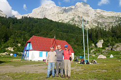 На тур приюте Фишт на фоне горы Фишт фото