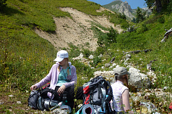 Девушки с рюкзаками на маршруте 30 через горы к морю