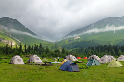 Походный лагерь на маршруте 30 через горы к морю