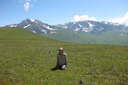 Девушка в горах Кавказа