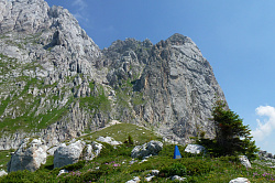 Горный пейзаж с памятником, маршрут 30-ка через горы к морю поход