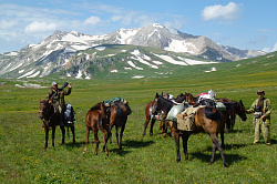 Эти вьючные лошади в горах делают заброску базового туристического лагеря фирмы СВ-Астур на туристический  маршрут Знаменитая Тридцатка - легендарный маршрут 30 - через горы к морю комфортный вариант.