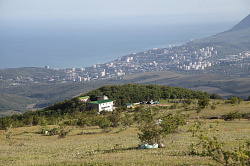 Фото с туров В край Крымских гор  и  Крымский горный калейдоскоп  на ближнем плане гостиница в которой проживают туристы, на дальнем плане Алушта
