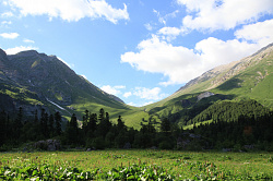 Это Фишт-Оштеновский горный перевал открывается с туристического маршрута Знаменитая Тридцатка - легендарный маршрут 30 с фиштинской поляны от одноимённого туристического приюта.
