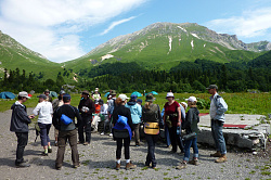 Группа туристов в горах, маршрут 30 через горы к морю тур
