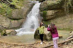 Девушки туристки у водопада Наковальня. Активный туры в Адыгее, интересный отдых