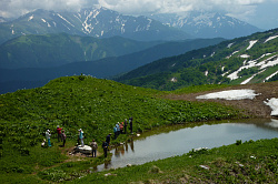 Привал туристов у озера, маршрут 30 через горы к морю тур маршрут