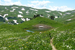 Горный пейзаж с озером. В тур походе через горы к морю, маршрут 30-ка пеший тур