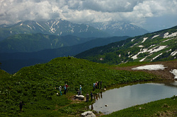 Туристы в походе, маршрут 30 через горы к морю тур