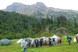 Походный туристический лагерь на маршруте 30 через горы к морю