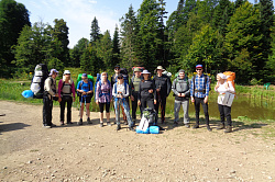 Туристы в тур походе на маршруте 30 через горы к морю Тридцатка