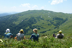 Туристы в горах, тур маршрут 30 через горы к морю пеший поход
