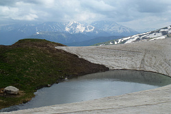Это озеро в горах на туристическом маршруте  Знаменитая Тридцатка - легендарный маршрут 30 снято 11-го мая 2013 года.
