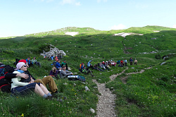 Туристский привал на маршруте 30 поход через горы к морю тур