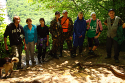 Туристы на смотровой площадке, маршрут 30 через горы к морю