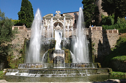 Фото Италии / Большой фонтан на вилле в Италии.