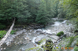 Это горная река Шахе. Эту реку проходят туристы маршрута Знаменитая Тридцатка - легендарный маршрут 30. Река Шахе впадает в Чёрное море.