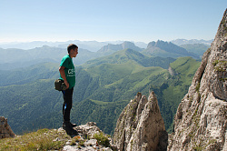 Пейзаж с человеком в горах