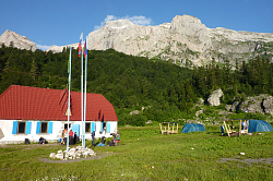 Приют туристов маршрута 30 Фишт тур через горы к морю поход