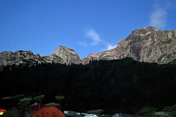 Палаточный лагерь туристов, маршрут 30 через горы к морю