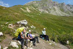 Девушки в тур походе, маршрут 30 через горы к морю тур