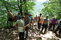 На фото горы Адыгеи, отдых туристов маршрута В край гор и водопадов