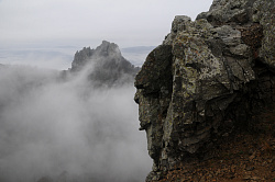 Это фото скалы в тумане сделано на турмаршруте  Знаменитая Тридцатка - легендарный маршрут 30. Автор фото красивые скалы в облаках Черных И.Е.